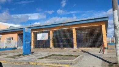 Photo of Las escuelas 4 y 43 siguen sin clases y los padres se movilizan pidiendo una solución