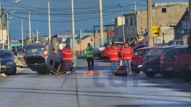 Photo of Chocó un auto estacionado para terminar volcando