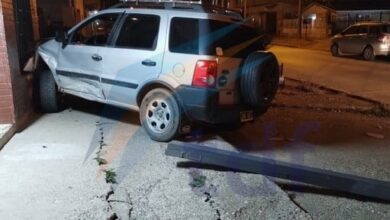 Photo of Violento choque y una camioneta terminó contra una vivienda