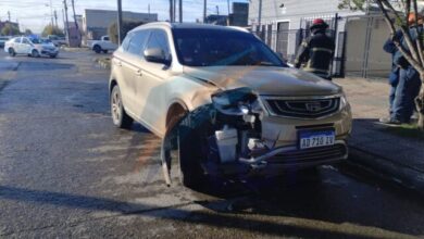 Photo of Una camioneta chocó dos vehículos que estaban estacionados