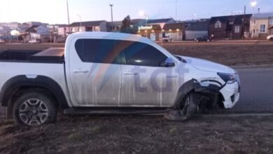 Photo of Conductor perdió el control de su rodado y terminó impactando contra un poste de luz