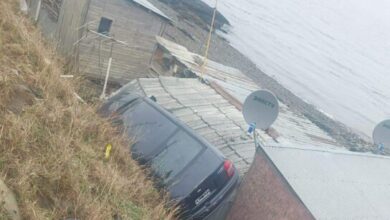 Photo of Conductor perdió el control y terminó sobre el techo de una casa en Ushuaia