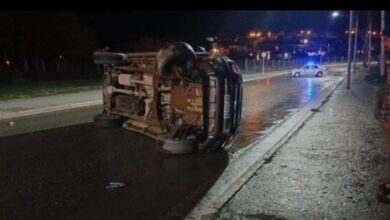 Photo of Conductor alcoholizado chocó a un auto estacionado y volcó