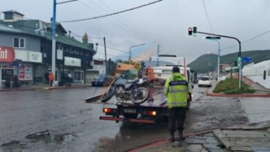 Photo of Una moto chocó a una camioneta y dos personas fueron trasladadas al hospital