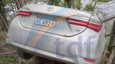 Photo of Una pareja rescatada de un auto que desbarrancó cerca de 30 metros