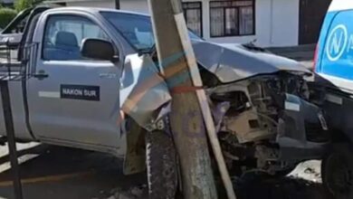 Photo of Una camioneta chocó de frente contra un poste de alumbrado público en pleno centro de la ciudad