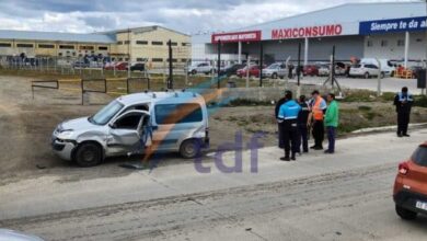 Photo of Camión chocó un auto que estaba estacionado y se fugó