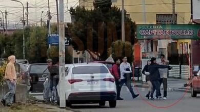 Photo of Un video muestra la pelea de jóvenes en la que uno resultó herido de un corte en el cuello