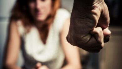 Photo of Un hombre golpeó brutalmente a una mujer al verla usar el celular y considerar que se comunicaba con otros hombres