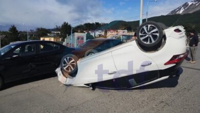 Photo of Chocó autos estacionados y terminó volcando en Ushuaia