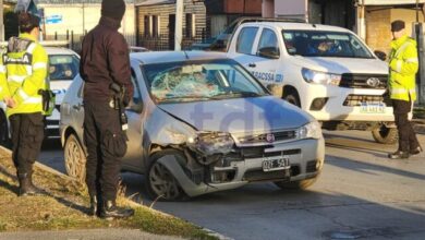 Photo of Lo encandiló el sol y chocó contra una grúa estacionada
