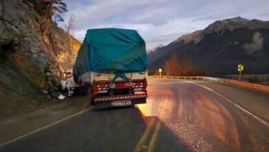 Photo of Un camión impactó contra la montaña en el paso Garibaldi de la ruta 3