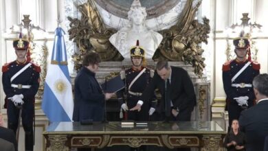 Photo of Javier Milei tomó juramento a Manuel Adorni como nuevo jefe de Gabinete