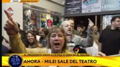 Photo of ​Le reclamaron a Milei por el puerto de Ushuaia durante su visita al teatro en Mar del Plata 