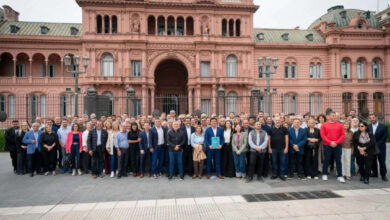 Photo of CRÍTICAS A PÉREZ Y HARRINGTON POR SU PRESENCIA EN BUENOS AIRES EN MEDIO DE PROBLEMAS LOCALES
